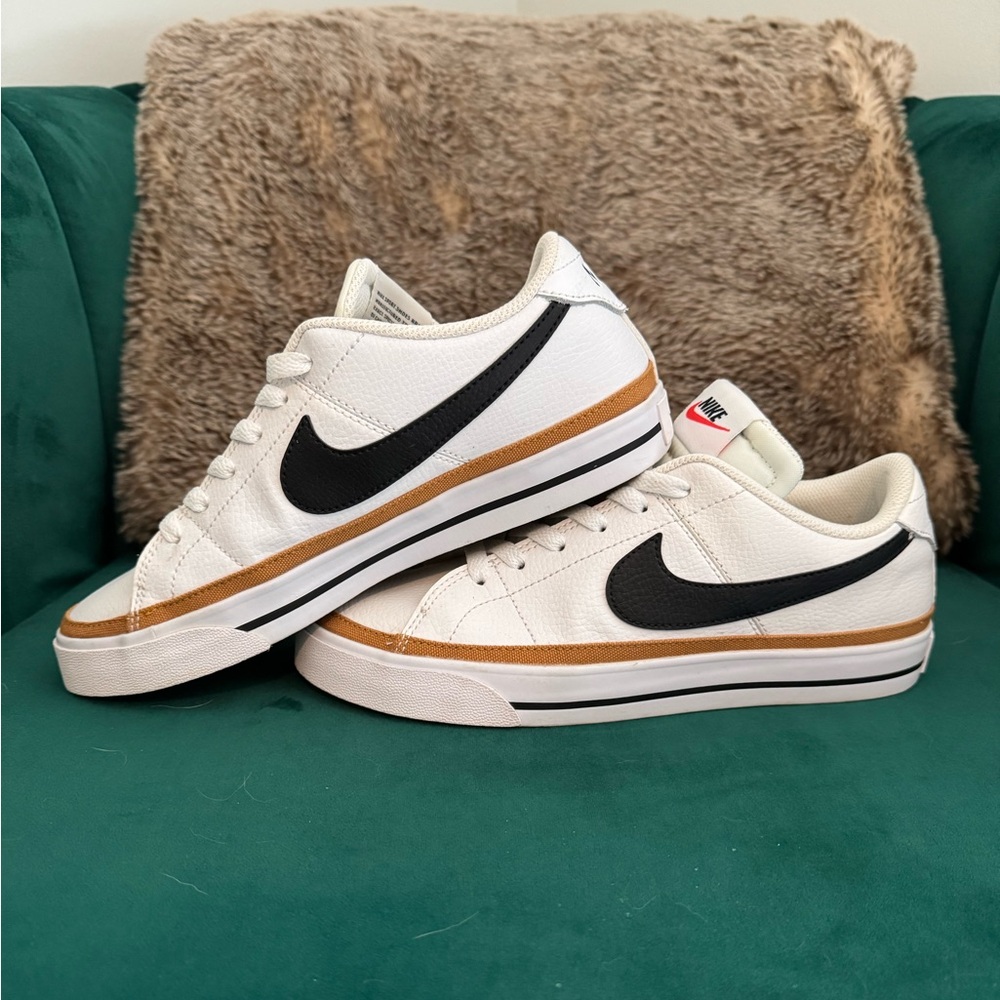 Nike Women's Court Legacy Low Sneaker